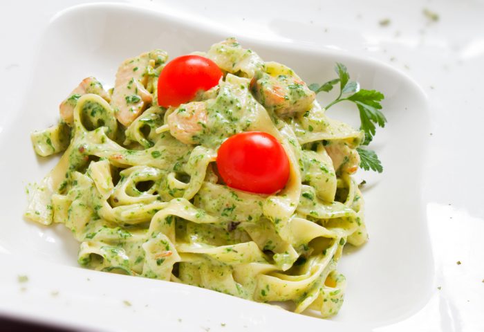 Stekt kyckling med pesto och bonpasta